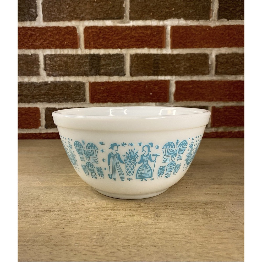 Pyrex - Amish Butterprint Mixing Bowl #402 | White & Turquoise | 1.5 Quart